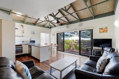 MAIN STAY - 100m To Patrolled Beach, Pool, Wifi, Close To Cafes - Accommodation ACT 0