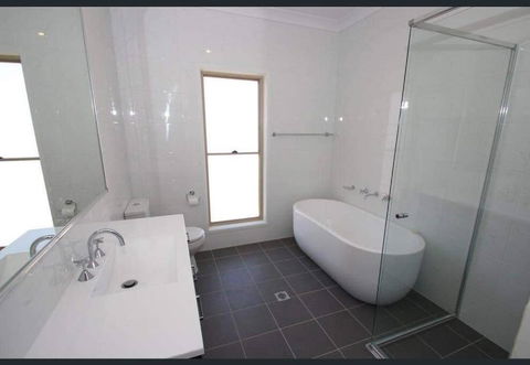 Marulan Rural Getaway - Work Yard - Accommodation ACT 2