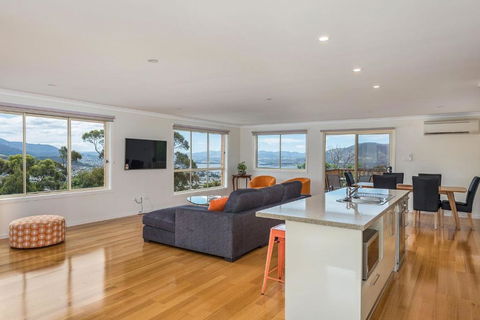 Mayhill Views Space And Style - Accommodation ACT 1