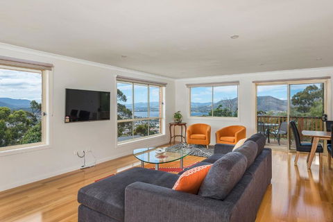 Mayhill Views Space And Style - Accommodation ACT 0