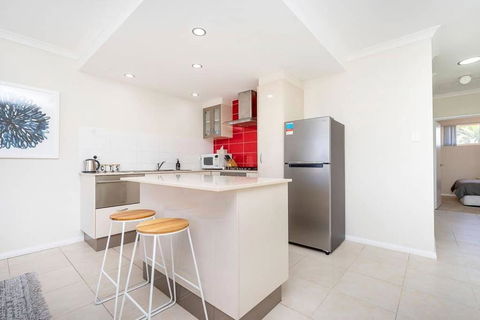Modern Midland Retreat 2br 1 Bth - Accommodation ACT 0