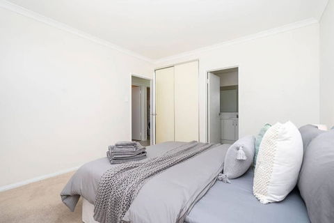 Modern Midland Retreat 2br 1 Bth - Accommodation ACT 3