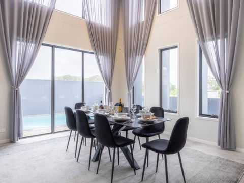 Modern 5BR With Pool Scenic Views And Private Cinema - Accommodation ACT 3
