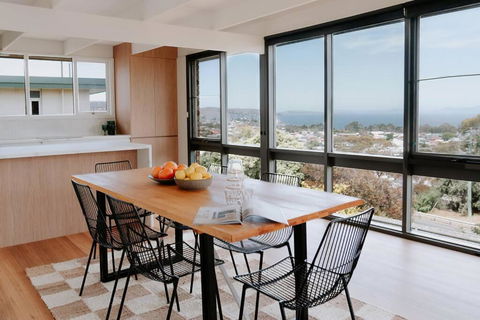 Modern Home Overlooking River - Accommodation ACT 0