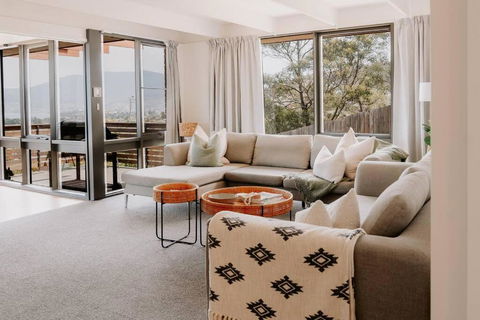 Modern Home Overlooking River - Accommodation ACT 1