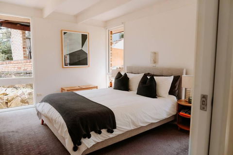 Modern Home Overlooking River - Accommodation ACT 2
