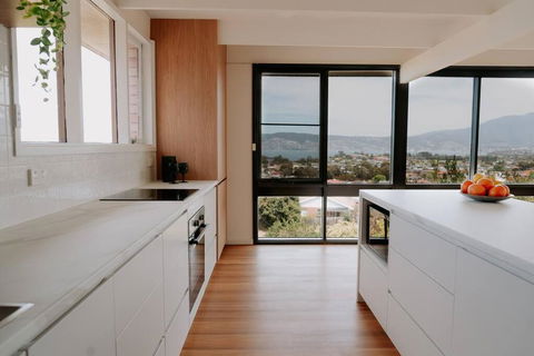 Modern Home Overlooking River - Accommodation ACT 3