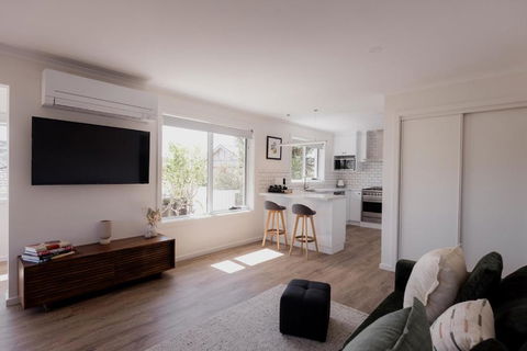 Modern Refurbished Unit In Charming Bellerive - Accommodation ACT 2