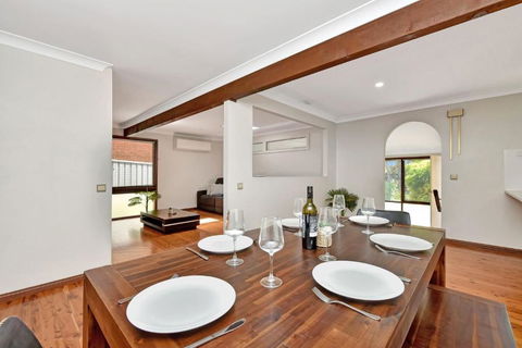 NEW PropertyBreezy Bayside Haven At Brightwaters - Accommodation ACT 1