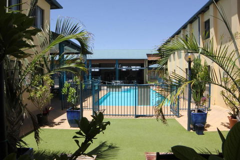 Ningaloo Club Backpackers - Accommodation ACT 3
