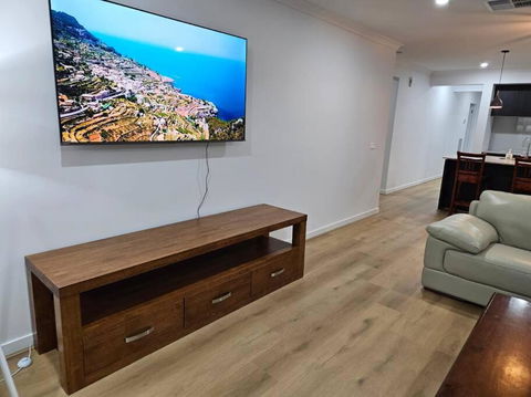 O Stylish 4 Room Oasis With 65 TV - Accommodation ACT 0