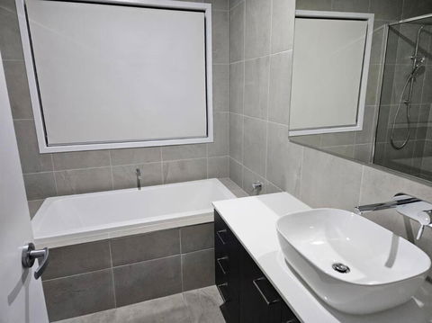 O Stylish 4 Room Oasis With 65 TV - Accommodation ACT 1