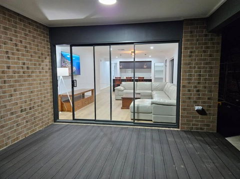 O Stylish 4 Room Oasis With 65 TV - Accommodation ACT 3