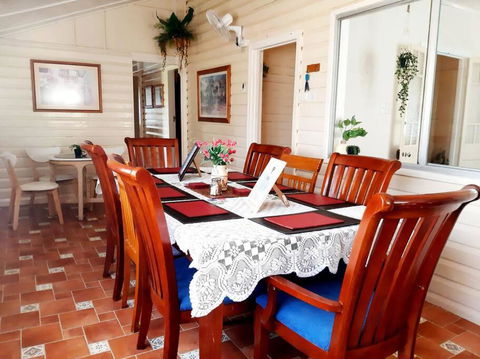 Oakwood House - Entire House Rental - 5 Bedrooms With Netflix And WiFi - Accommodation ACT 2