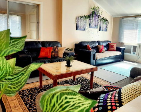 Oakwood House - Entire House Rental - 5 Bedrooms With Netflix And WiFi - Accommodation ACT 3