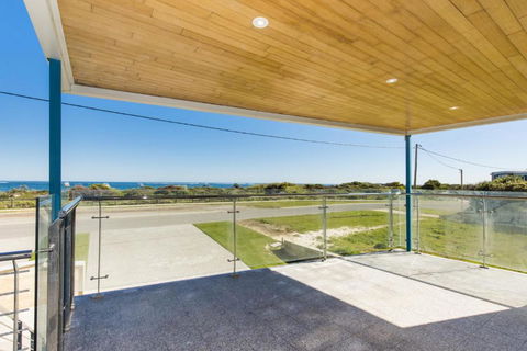 Oceans Waves - Luxury Apartment With Ocean Views - Accommodation ACT 2