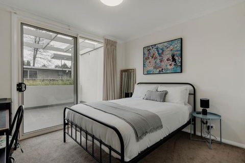 Peaceful 1-Bed Apartment Close To Lonsdale St - Accommodation ACT 2