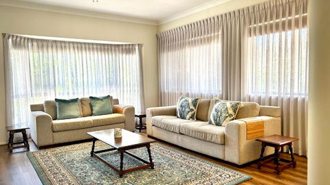 Perfect North Brisbane Retreat 4 Bed - Accommodation ACT 2