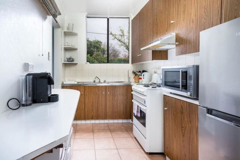 Quiet 2BR Apartment With Garden Views In Griffith - Accommodation ACT 2