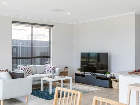 Putters Paradise 25-30 Troon Drive - Accommodation ACT 1