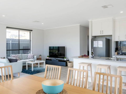 Putters Paradise 25-30 Troon Drive - Accommodation ACT 2
