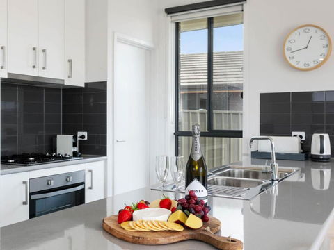 Putters Paradise 25-30 Troon Drive - Accommodation ACT 3