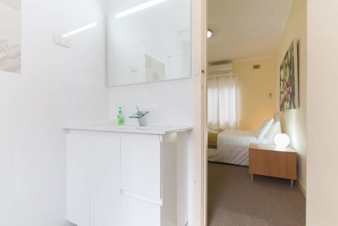 B5 Close To Nedlands, Cafes, Swan River, SCGH & UWA - Accommodation ACT 2