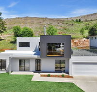 Balcony to Bogong - modern house ten minute stroll to town - Accommodation ACT