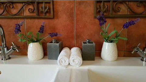 Barossa Glen - Henri's Cottage - Bed & Breakfast - Accommodation ACT 2