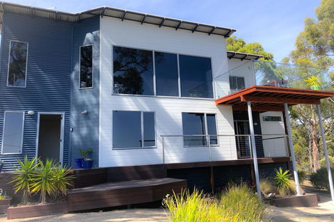 BAY OF FIRES BEACH SHACK Ocean Views From A Modern Beachhouse - Accommodation ACT 0
