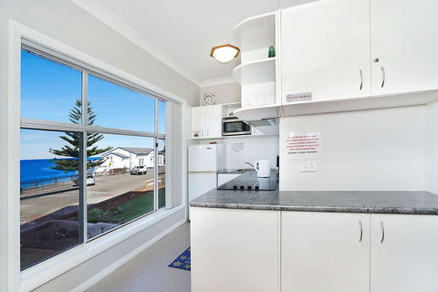 Beachcomer, Unit 1 - The Entrance, NSW - Accommodation ACT 2