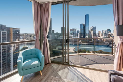 River-View Unit With Rooftop Pool Near Museums - Accommodation ACT 2