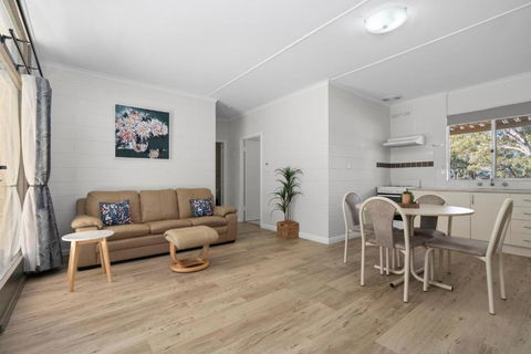 Riversands Rest Accommodation Paringa - Willow Cottage - Accommodation ACT 2