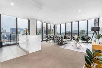 Roomy 2BR 2BA City-Centre Apt with Accommodation ACT