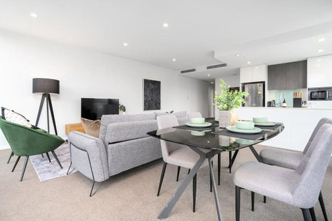 Roomy 2BR 2BA City-Centre Apt - Accommodation ACT 1