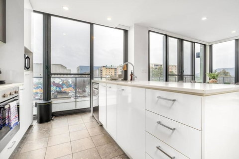 Roomy 2BR 2BA City-Centre Apt - Accommodation ACT 2