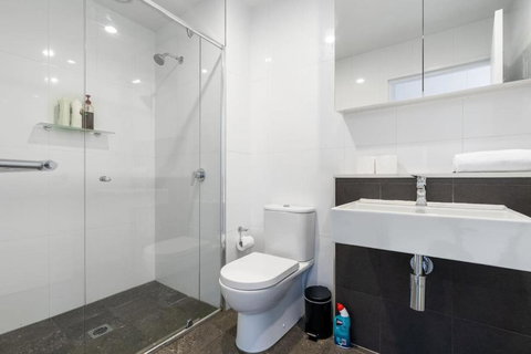 Roomy 2BR 2BA City-Centre Apt - Accommodation ACT 3