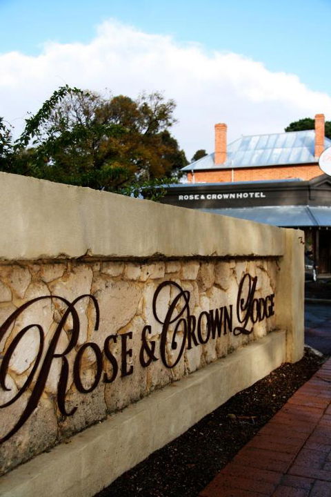 Rose & Crown Hotel - Accommodation ACT 3