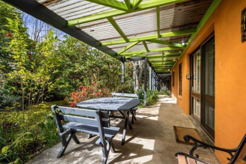 Roses On The River - An Absolute River Frontage Cottage - Accommodation ACT 2