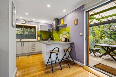 Roses On The River - An Absolute River Frontage Cottage - Accommodation ACT 3
