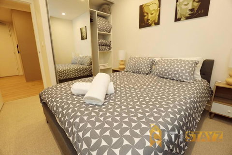 Ruby Red, 1Bd 1Bth Apt - Woden CBD - Accommodation ACT 1