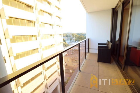 Ruby Red, 1Bd 1Bth Apt - Woden CBD - Accommodation ACT 2