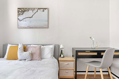 Rustic Queen Room In Glebe - Next To USYD - Shared Bathroom - Accommodation ACT 2
