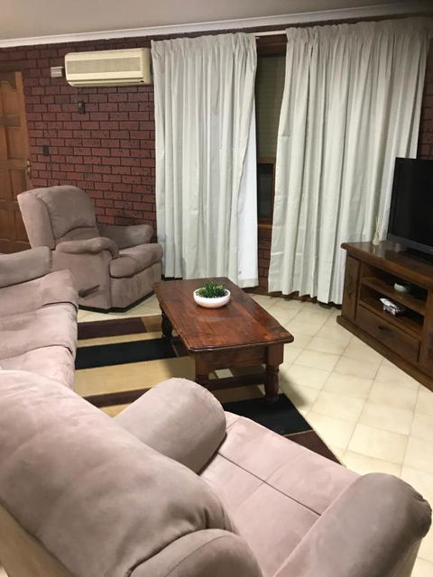 SA House - Accommodation ACT 3