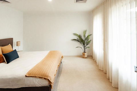 Salhus - Sleep In King Beds & Easy Walk To Town - Accommodation ACT 3