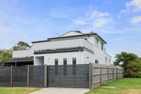 Sanctuary Lodge By Ready Set Stay - BYO LINEN & TOWELS - Accommodation ACT 2