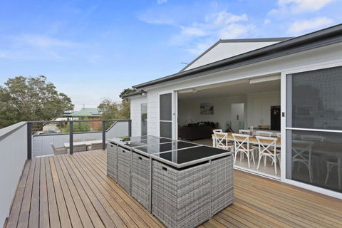 Sanctuary Lodge By Ready Set Stay - BYO LINEN & TOWELS - Accommodation ACT 0