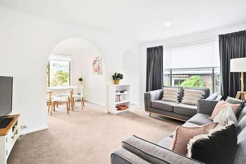 Sandy Bay Cozy Cottage Close To CBD - Accommodation ACT 0