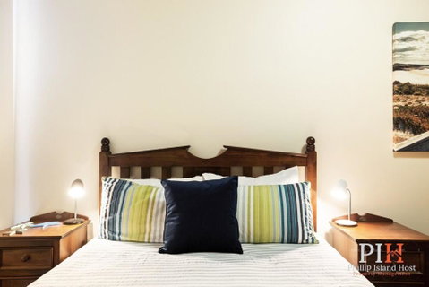 Sandy Bay Getaway W Spa 4 Bdr - Accommodation ACT 2