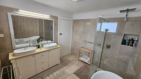 Spacious Holiday Home - Waikerie - Accommodation ACT 3